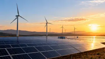 Güneş panellerinin önde bulunduğu yenilenebilir enerji tesisi görünümü, Alıç Depolamalı GES haberi için temsili görsel