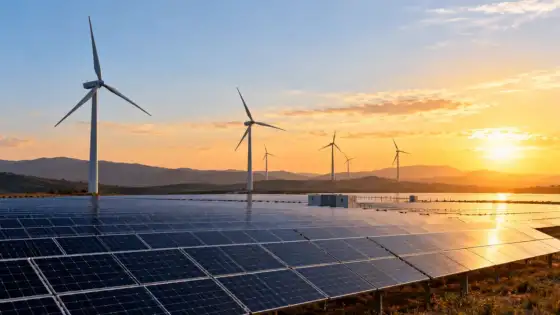 Güneş panellerinin önde bulunduğu yenilenebilir enerji tesisi görünümü, Alıç Depolamalı GES haberi için temsili görsel