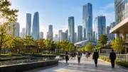 Çin'de Chengdu'nun modern iş merkezlerini çağrıştıran binalar ve iş insanları; sigorta banka dağıtım ortaklıkları