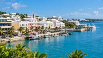 Bermuda Hamilton kiyisinda is merkezi ve liman gorunumu; Arch Capital ucuncu ceyrek finansal sonuclari