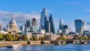 Londra'nın sigorta ve finans piyasasını temsil eden şehir manzarası; Trium Cyber tedarikçi kaynaklı siber risk teminatı