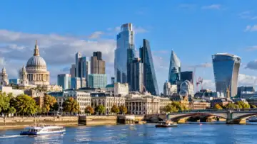 Londra'nın sigorta ve finans piyasasını temsil eden şehir manzarası; Trium Cyber tedarikçi kaynaklı siber risk teminatı