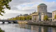İrlanda'nın Dublin kentinde Liffey Nehri kıyısındaki tarihî mahkeme ve çevresi