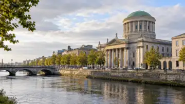 İrlanda'nın Dublin kentinde Liffey Nehri kıyısındaki tarihî mahkeme ve çevresi