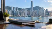 Hong Kong limanı ve finans merkezine bakan ofiste şirket evrakları, reasürans derecelendirmesi temsili