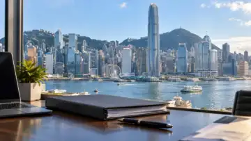 Hong Kong limanı ve finans merkezine bakan ofiste şirket evrakları, reasürans derecelendirmesi temsili