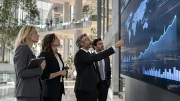 Emeklilik sigortası işlemleri hakkında finansal tabloları inceleyen danışmanlar, temsili görsel