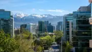 Şili Santiago kentindeki iş merkezleri ve And Dağları