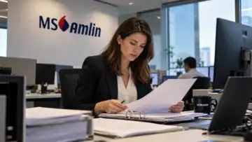MS Amlin ofisinde reasürans sözleşmesi belgelerini inceleyen uzman, temsili görsel