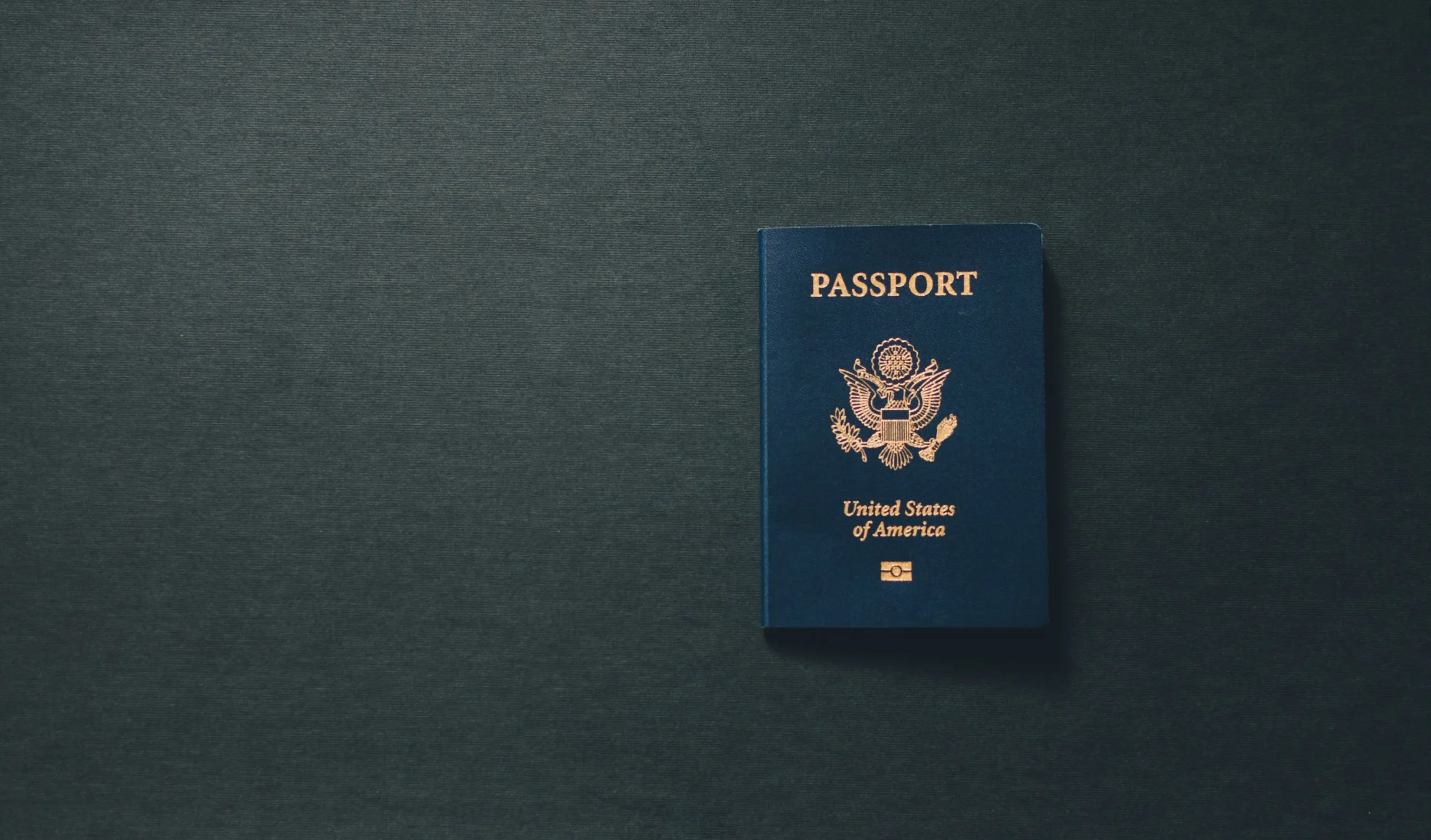 Pasaport belgesi, öğrencilere yönelik harçsız pasaport işlemleri için temsili görsel; Türkiye pasaportu değildir