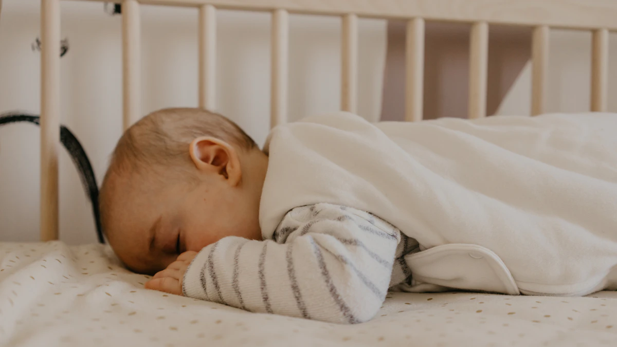 Beşiğinde uyuyan bir bebek; rüyada bebek görmek konusunu anlatan doğal fotoğraf