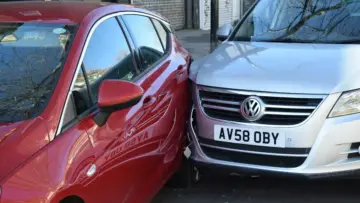 Londra'da trafik kazasinda hasar gormus iki otomobilin fotografi; motor sigortasi arastirmasina ait temsili gorsel