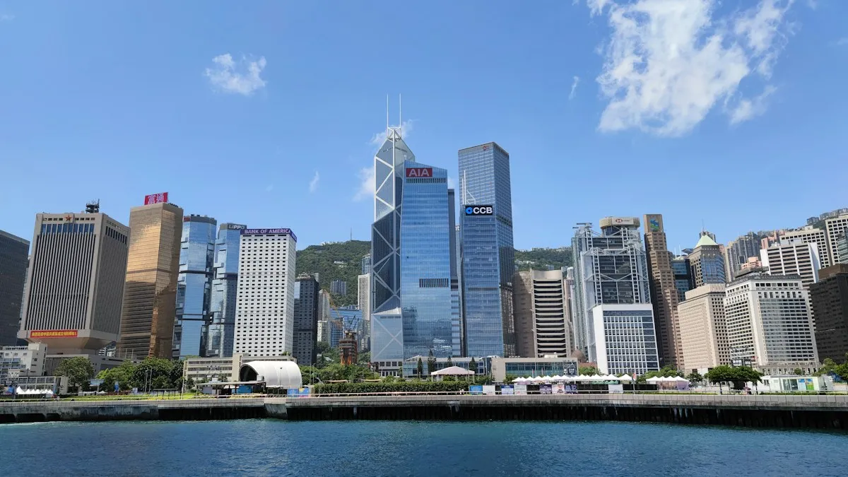 Hong Kong Merkezi İş Bölgesi gökdelenleri ve finans kuruluşları, sigorta aracılığı sektöründe düzenleyici yaptırımlar