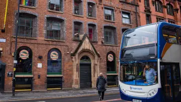 FirstGroup emeklilik planı haberinde Britanya toplu taşıma otobüsünü temsil eden fotoğraf