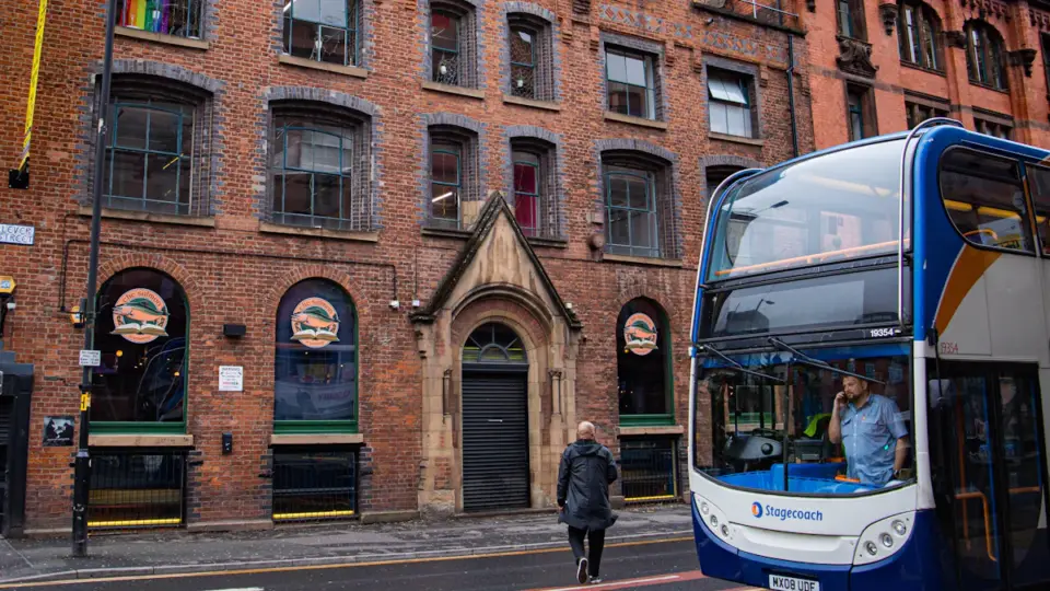 FirstGroup emeklilik planı haberinde Britanya toplu taşıma otobüsünü temsil eden fotoğraf