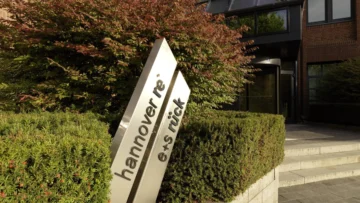 Hannover Re ve E+S Rück isimlerinin yer aldığı şirket merkezi tabelası