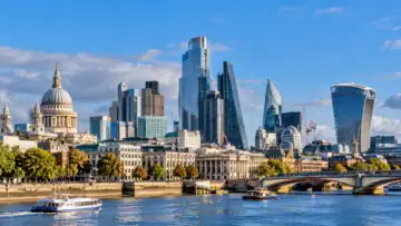 Londra'nın sigorta ve finans piyasasını temsil eden şehir manzarası; Trium Cyber tedarikçi kaynaklı siber risk teminatı