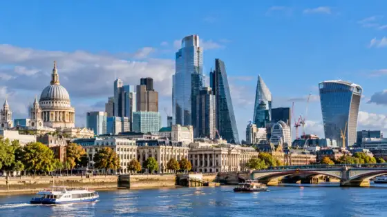 Londra'nın sigorta ve finans piyasasını temsil eden şehir manzarası; Trium Cyber tedarikçi kaynaklı siber risk teminatı