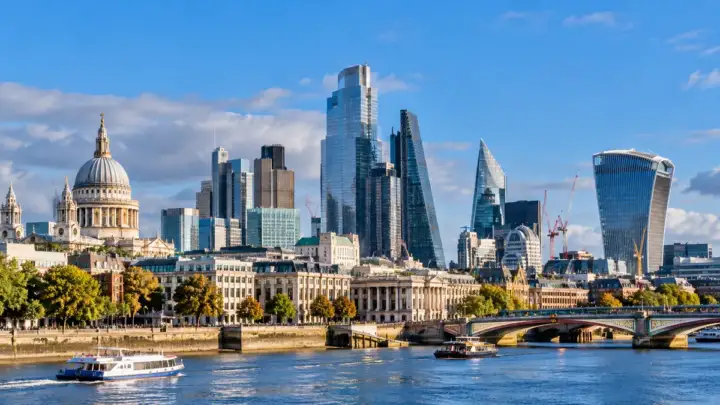 Londra'nın sigorta ve finans piyasasını temsil eden şehir manzarası; Trium Cyber tedarikçi kaynaklı siber risk teminatı