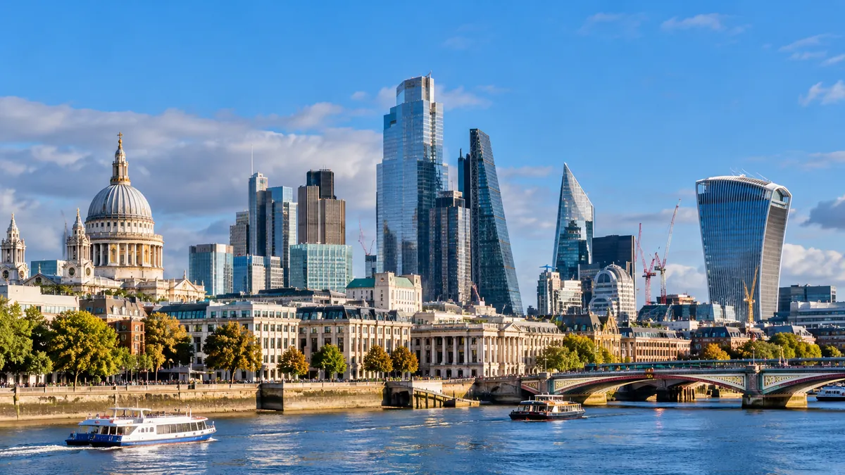 Londra'nın sigorta ve finans piyasasını temsil eden şehir manzarası; Trium Cyber tedarikçi kaynaklı siber risk teminatı