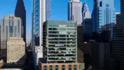 Chubb sigorta grubunun Philadelphia'daki ofis binasının dış cephesi ve kent görünümü