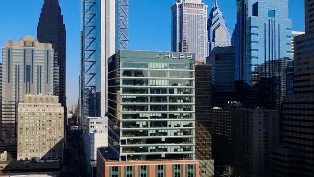 Chubb sigorta grubunun Philadelphia'daki ofis binasının dış cephesi ve kent görünümü