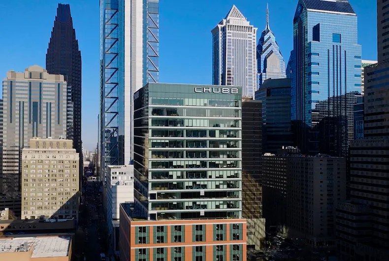 Chubb sigorta grubunun Philadelphia'daki ofis binasının dış cephesi ve kent görünümü