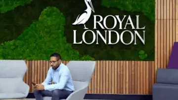 Royal London'ın logolu ofis karşılama alanı; Metallus UK Pension Scheme ile emeklilik sigortası anlaşması haberi