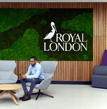 Royal London'ın logolu ofis karşılama alanı; Metallus UK Pension Scheme ile emeklilik sigortası anlaşması haberi