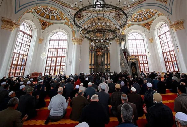 30 Ocak 2026 Diyanet Cuma Hutbesi: Tövbeye Yönelmek ve Berat Kandilinin Anlamı