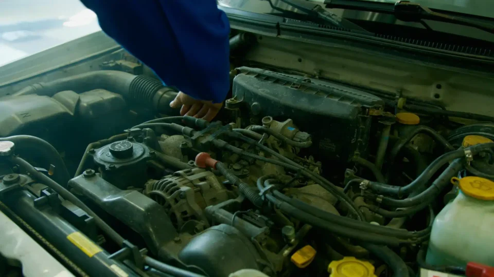 Araba motor sesi neden artar?