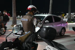 Trafik polisi araç evraklarını kontrol ediyor - trafik sigortası 2026