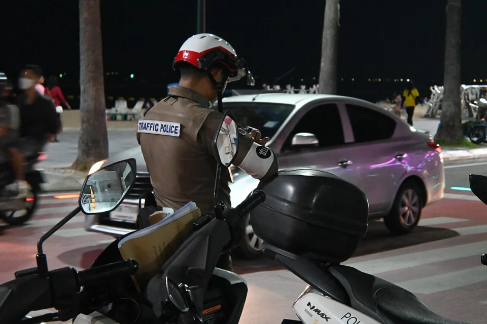 Trafik polisi araç evraklarını kontrol ediyor - trafik sigortası 2026