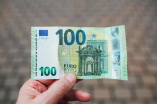 Euro ve Dolar arasındaki farkı belirleyen faktörler nelerdir?