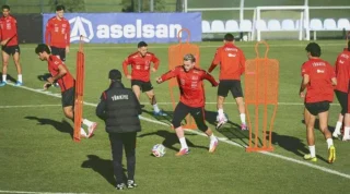 A Milli Takım antrenmanında taktik çalışma ve eksikler