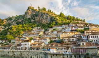 Arnavutluk Hakkında Bilgiler; Arnavutluk Bayrağı Anlamı, 2025 Nüfusu, Başkenti, Para Birimi Ve Saat Farkı