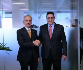 Bakan Uraloğlu ve Faslı Mevkidaşı Kayouh Londra’da Ulaştırma İş Birliğini Görüştü