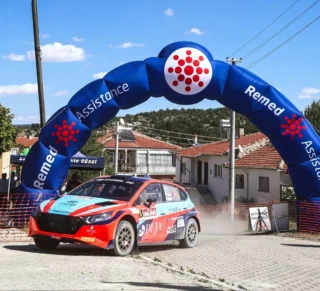 Remed Assistance özel etabında yarışan ralli aracı