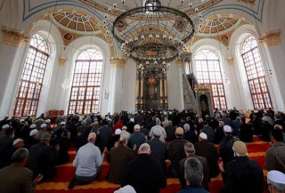 Fedakârlığın Zirvesi: Îsâr ve Müslüman Hayatında Paylaşmanın Önemi