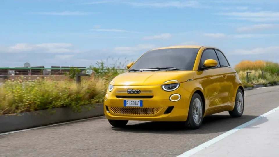 Fiat 500 Beklenmedik Şekilde Yeniden Benzinli Versiyonuyla Yollarda