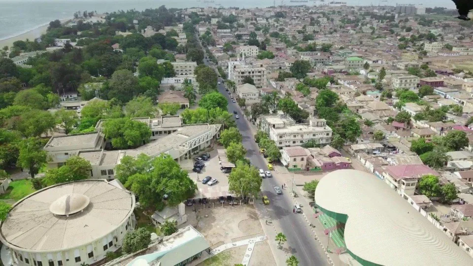 Gambiya Hakkında Bilgiler; Gambiya Bayrağı Anlamı, 2025 Nüfusu, Başkenti, Para Birimi Ve Saat Farkı