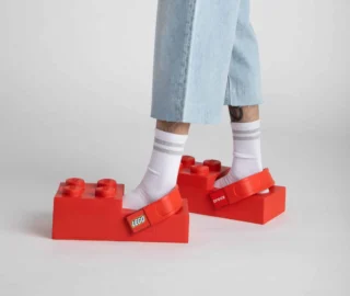 LEGO ve Crocs Küresel İş Birliğiyle Brick Clog Modelini Tanıttı