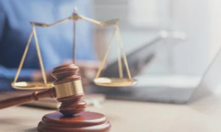 Mahkeme, bina sahibinin sigortacısının emlak yöneticisinin savunma masraflarını karşılaması gerektiğine karar verdi