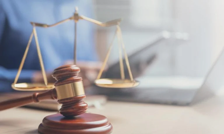 Mahkeme, bina sahibinin sigortacısının emlak yöneticisinin savunma masraflarını karşılaması gerektiğine karar verdi