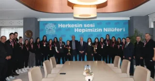 Nilüfer’in Şampiyon Kızları Kupalarını Başkan Şadi Özdemir’e Sundu