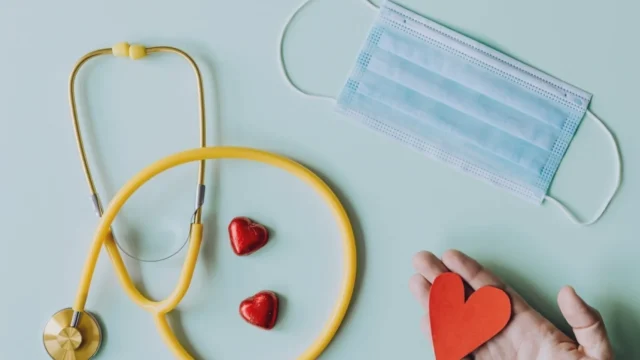 Özel hastane sigortası olmayan yüksek gelirlilere Medicare Ek Vergisi uygulanıyor