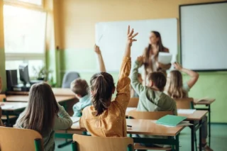 Pazartesi günü okullarda üç ders mi yapılacak?