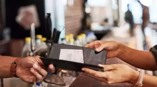 Resmi Gazete’de yayımlandı: Restoranlarda servis ve kuver ücreti kaldırıldı