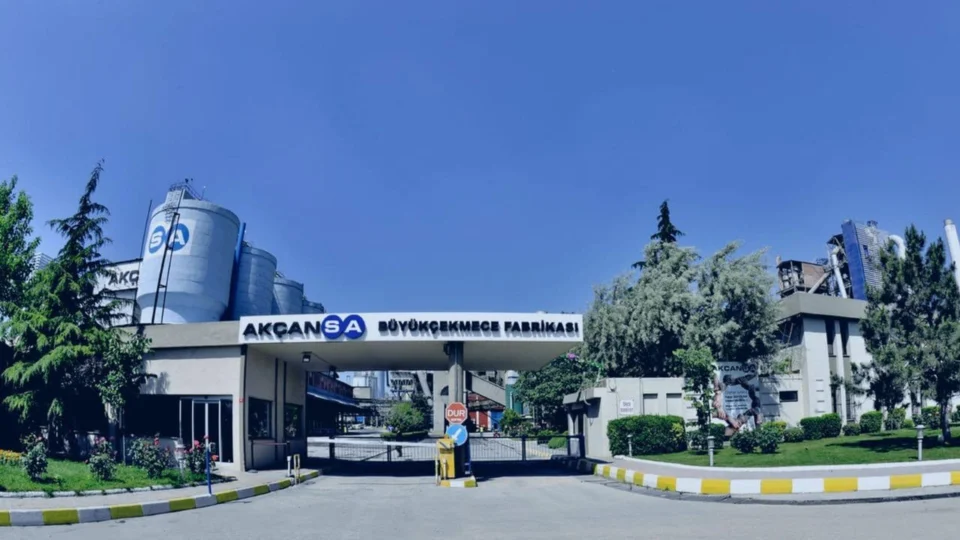 Sabancı Holding, Akçansa Hisseleri İçin Bağlayıcı Satın Alma Teklifi Aldı