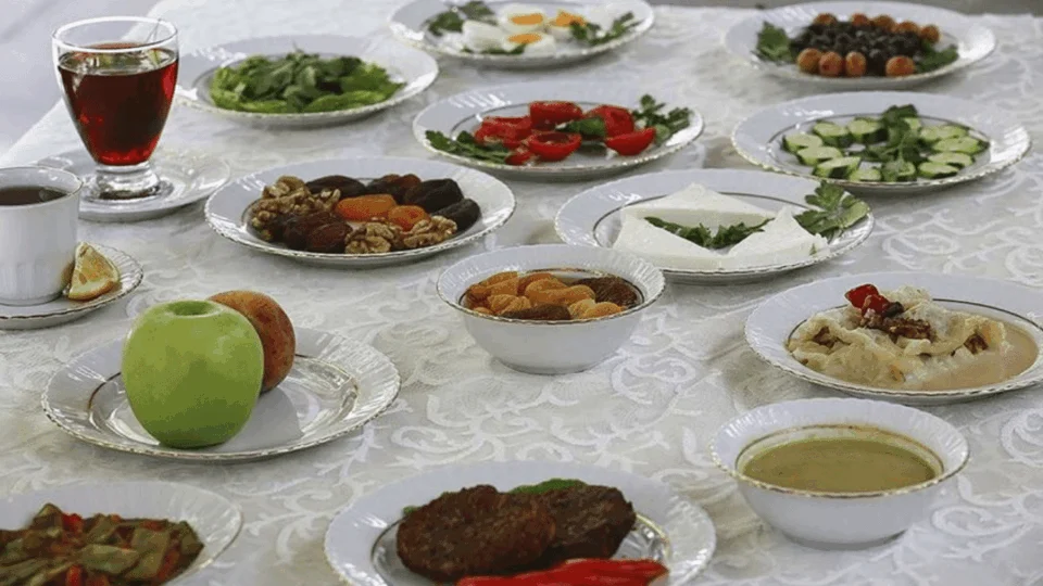Sahurda uzun süre tokluk sağlayan besinler hangileridir? Sahurda hangi yiyecekler tercih edilmeli, hangilerinden kaçınılmalı?